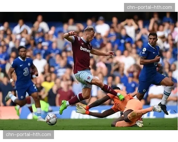 现场：雨战中阿斯顿维拉获得点球，VAR长时间介入检查后维持原判