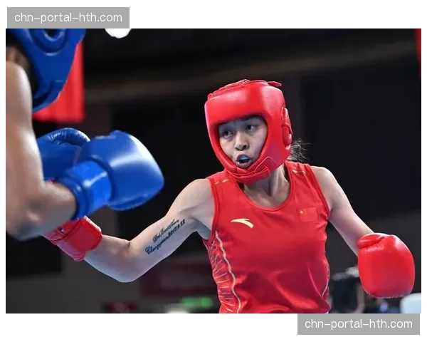 第七回合结束铃声响起,两位筋疲力尽的拳手在分开前互相点头致意 第七回合结束铃声响起,两位筋疲力尽的拳手在分开前互相点头致意